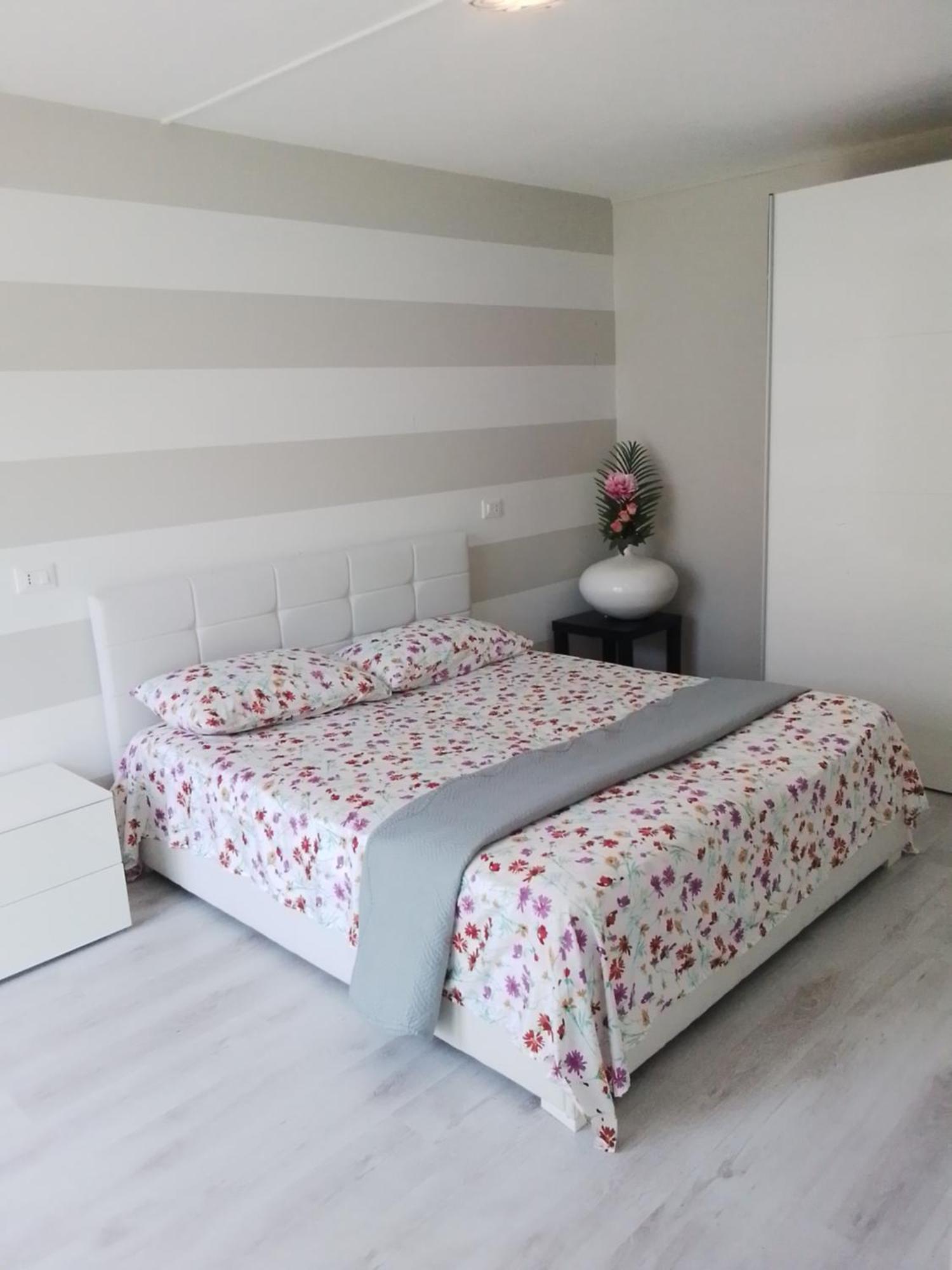 Holiday Apartaments Desenzano del Garda Exterior foto
